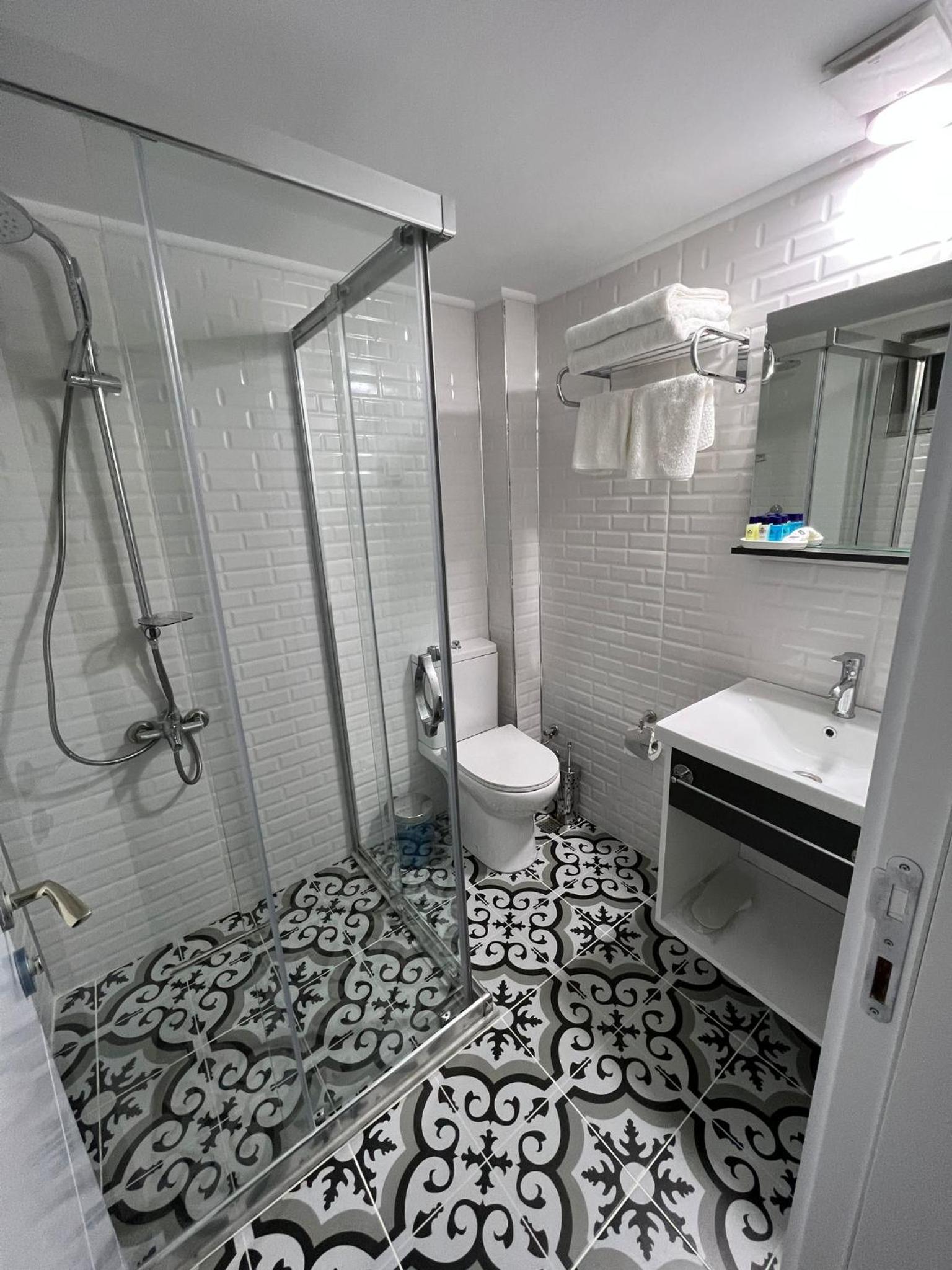 Standard Double or Twin Room photo 3
