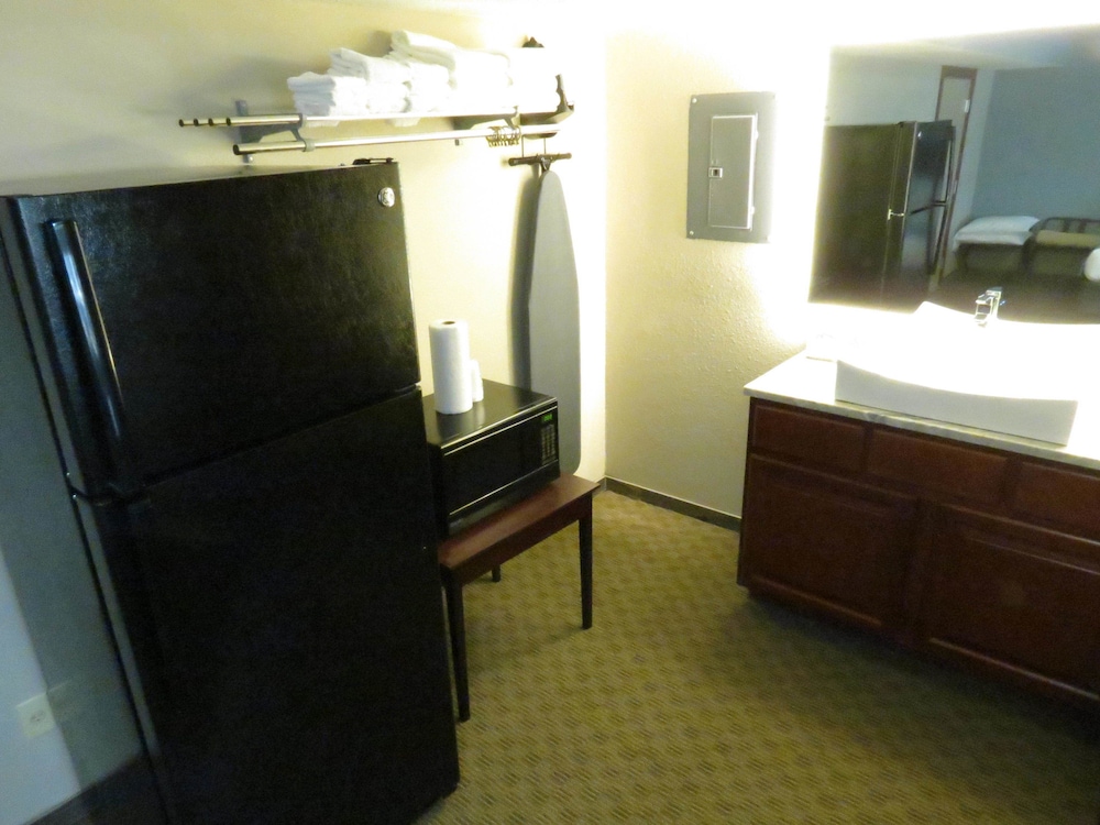 Luxury Studio Suite, 2 Queen Beds, Refrigerator & Microwave, Ground Floor photo 2