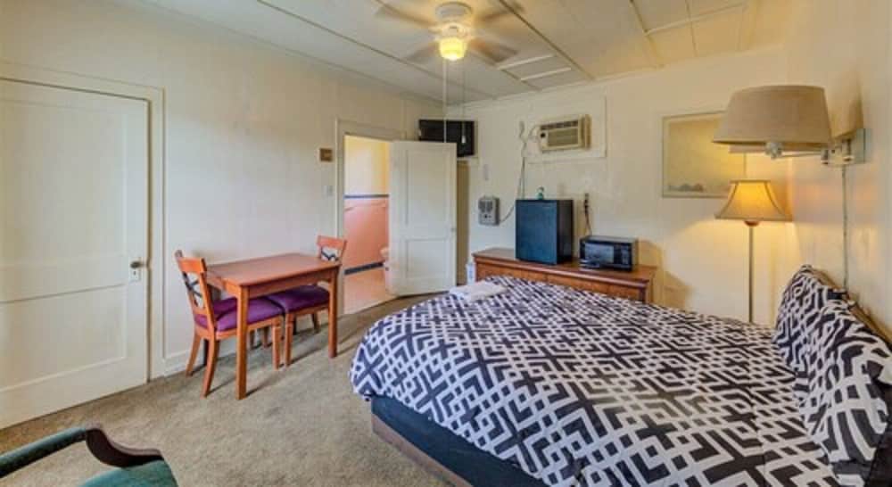 Deluxe Room, 1 Queen Bed photo 1