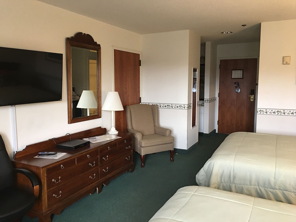 2 Queen Beds, 3rd Floor, No Pets photo 3