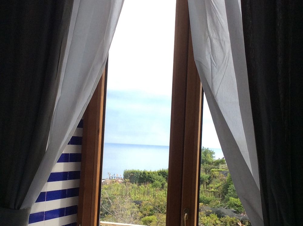 Deluxe Suite, Jetted Tub, Sea View photo 1