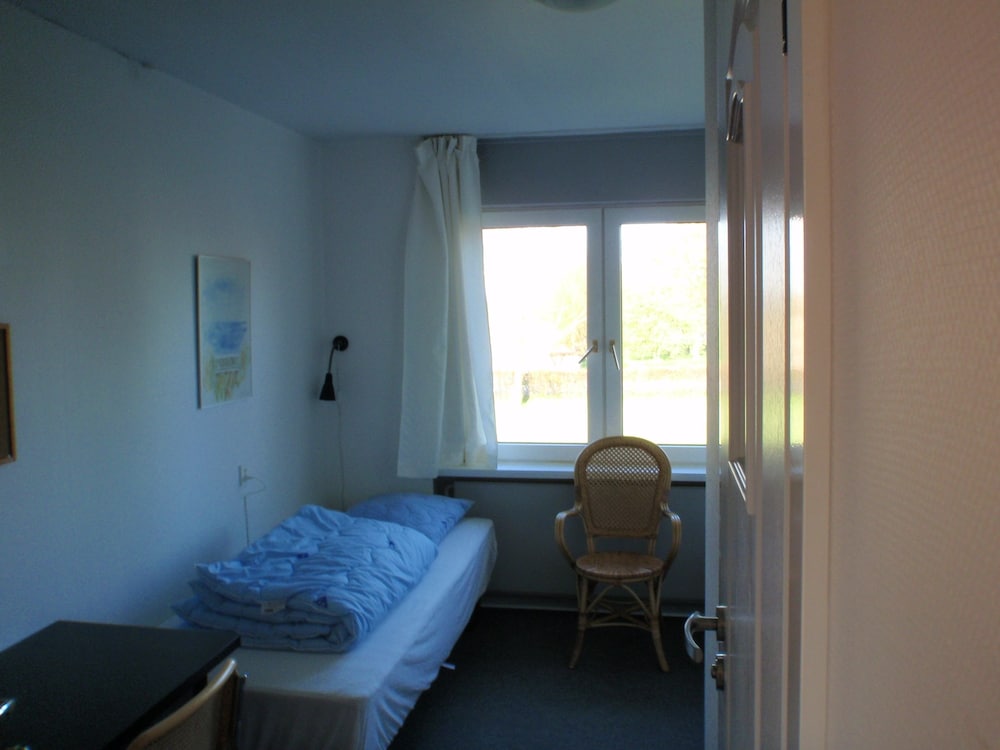 Economy Single Room, Shared Bathroom (with sink - linen excluded) photo 1