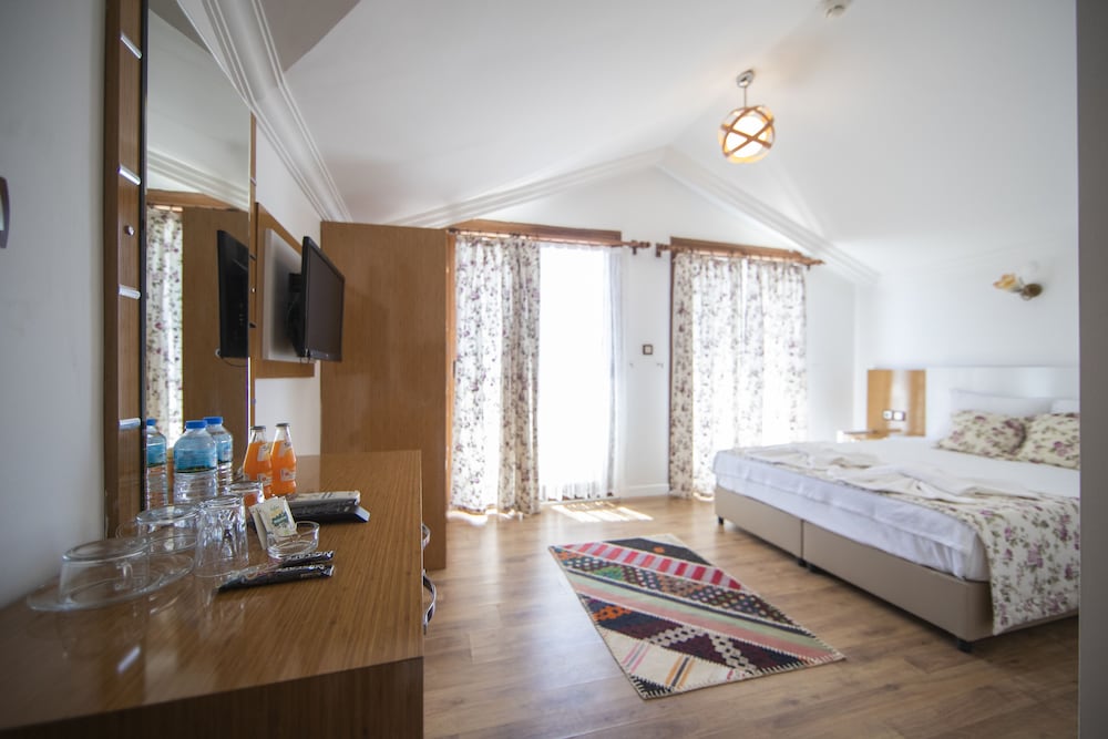 Standard Room, 1 Queen Bed, Balcony photo 1