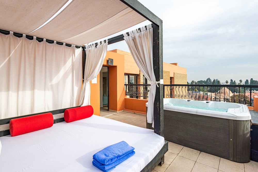 Junior Suite, Hot Tub, Pool View thumbnail 5