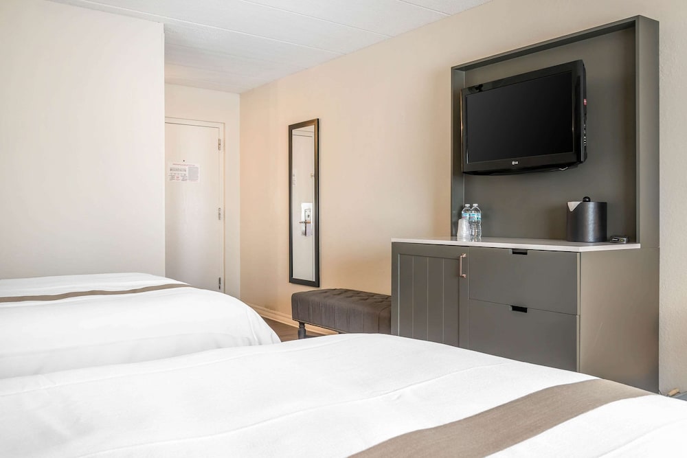 Standard Room, 2 Queen Beds, Non Smoking - Photo 5