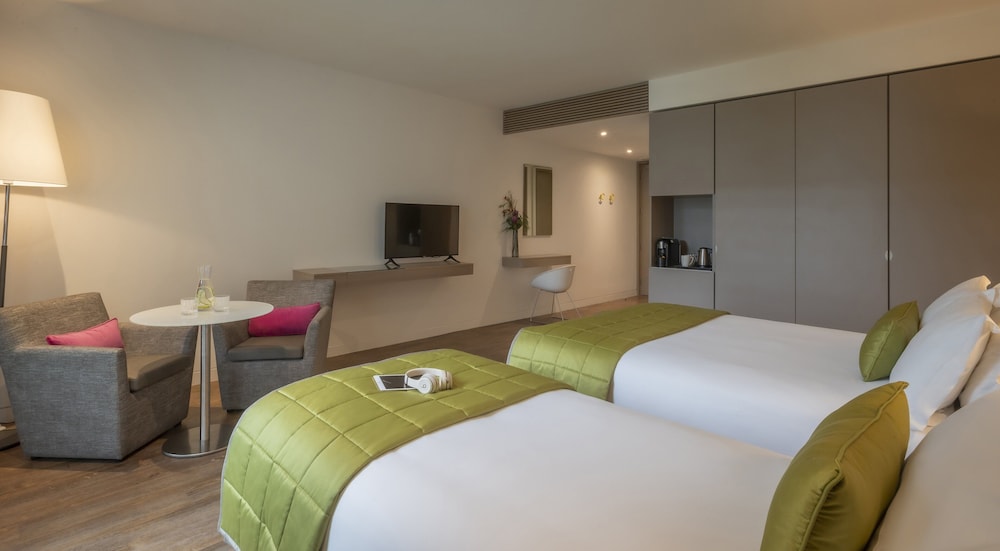 Superior Twin Room, 2 Twin Beds thumbnail 6