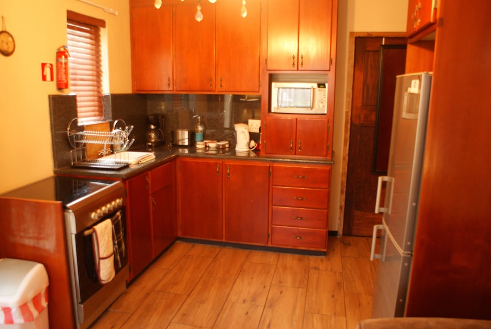 Lewis Kitchenette photo 3