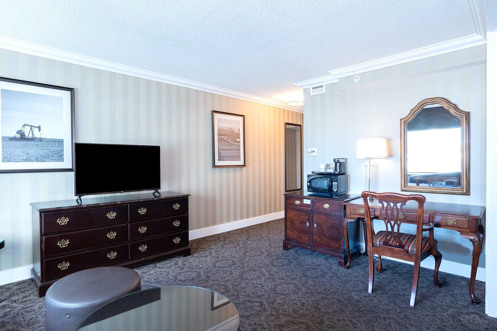 Grand Room, 1 King Bed (Deluxe, Middle Floors)