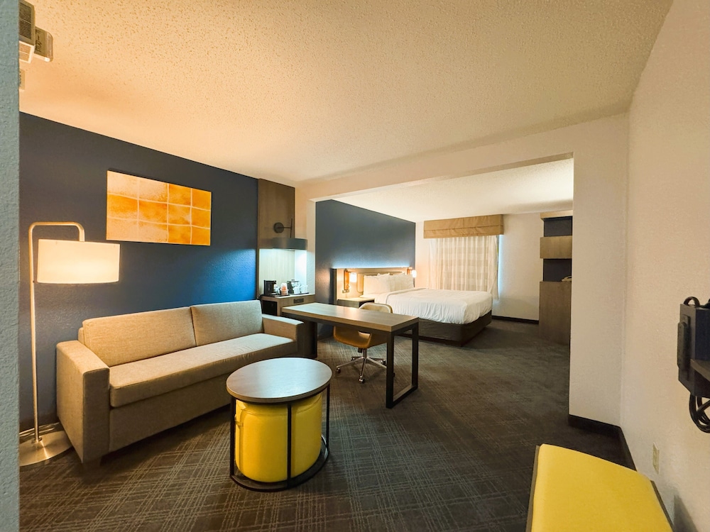 Suite, 1 King Bed with Sofa bed, Non Smoking - Photo 3