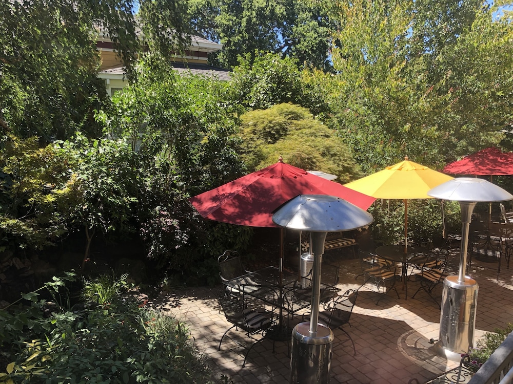 Signature Room, 1 Queen Bed, Non Smoking, Garden View photo 2