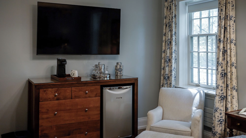 Standard Room, 1 Queen Bed photo 2