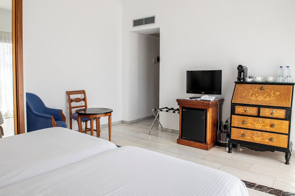 Double Room, Partial Sea View (1 Adult + 1 Child) thumbnail 5