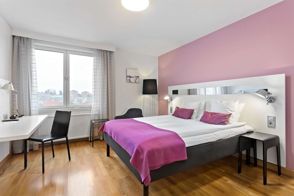 Standard Room, 1 Queen Bed, Non Smoking - Photo 1