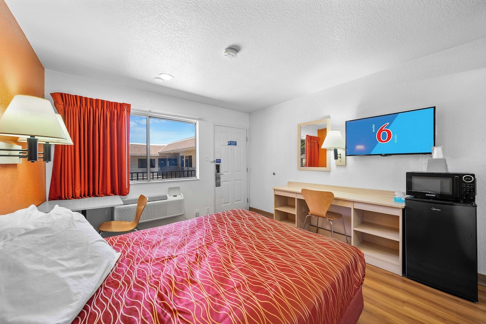 Standard Suite, 1 Queen Bed, Non Smoking photo 3