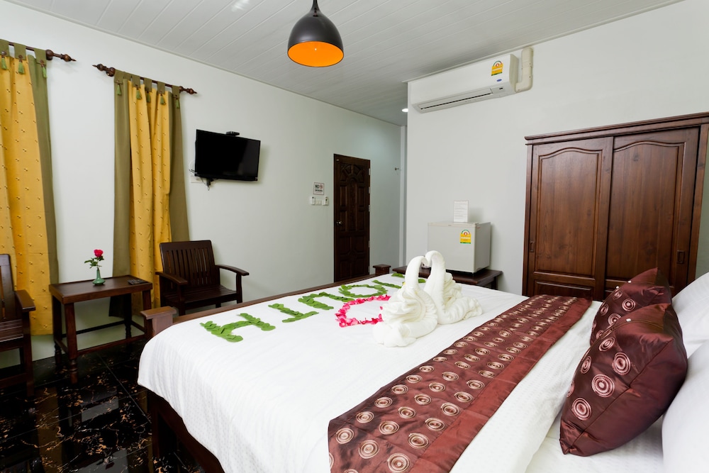 Standard Room, 1 King Bed, Non Smoking, Garden View photo 3