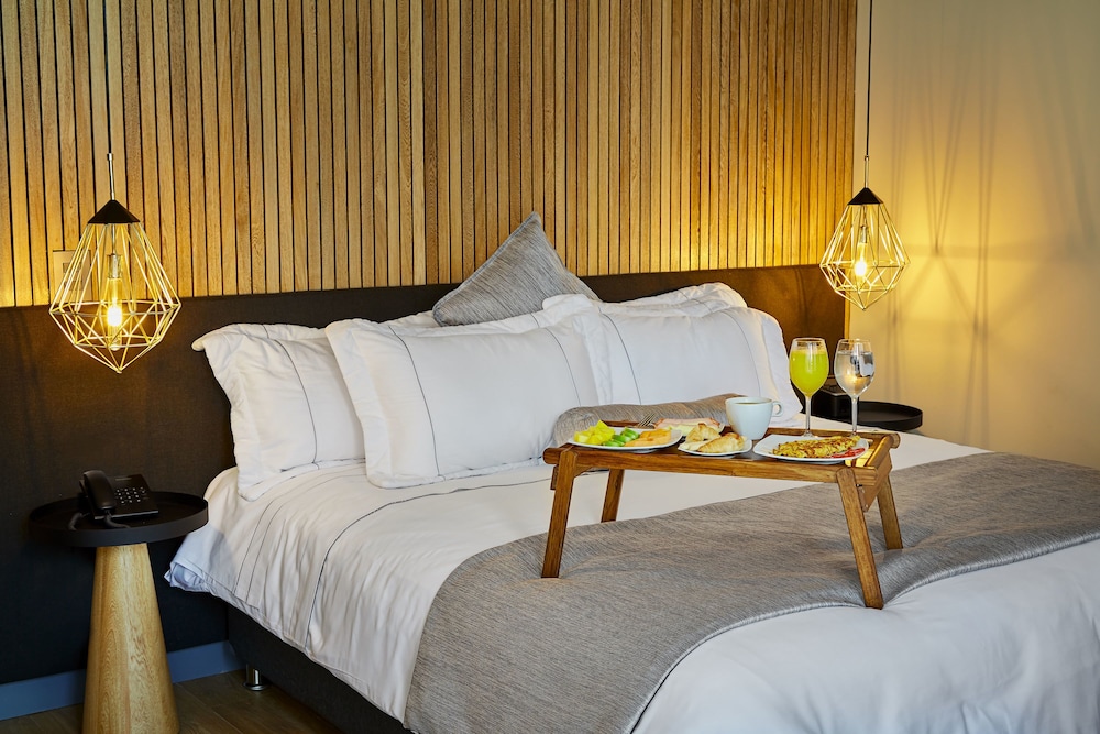 Junior Suite, 1 King Bed, Jetted Tub, Mountain View photo 3