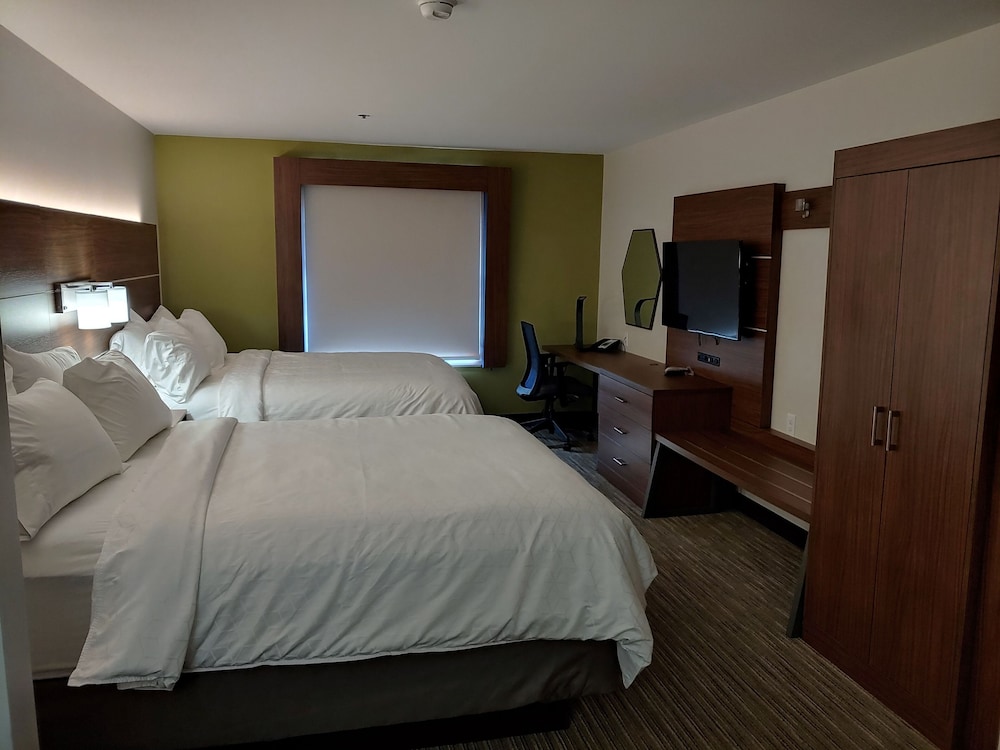 Suite, 2 Queen Beds - Photo 3