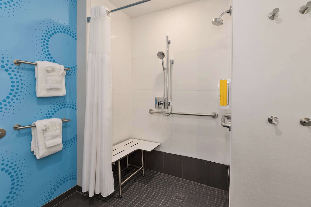 Room, 2 Queen Beds, Accessible (Roll-In Shower) - Photo 3