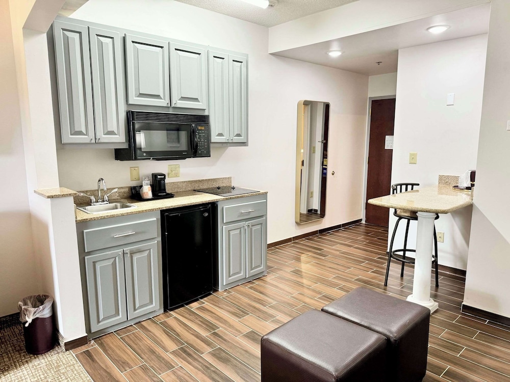 Suite, 1 Queen Bed with Sofa bed, Accessible, Kitchen (Non Smoking) - Photo 7