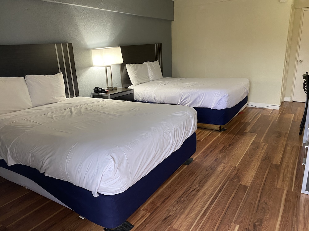 Standard Room, 2 Queen Beds, Smoking - Photo 2