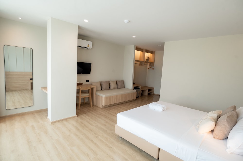Deluxe King Bed Room - Photo 6