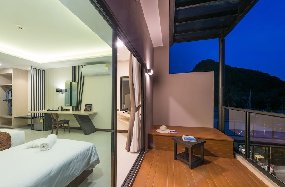 Deluxe Double Room, Pool View photo 2