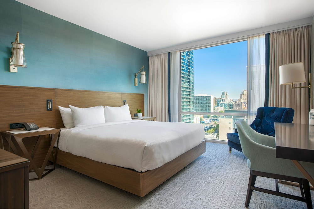Room, 1 King Bed, Accessible, City View (Bathtub) thumbnail 5