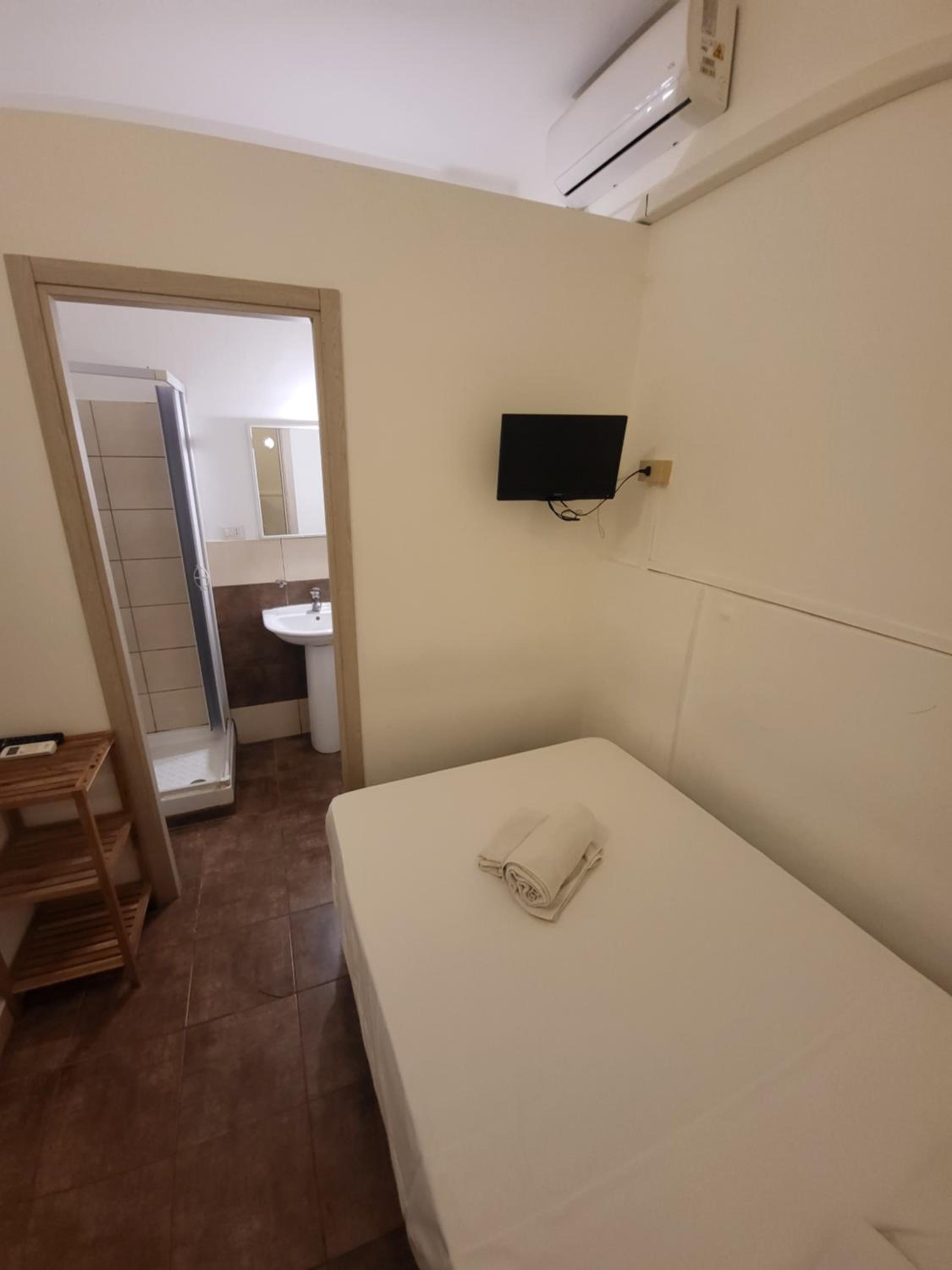Small Single Room photo 1