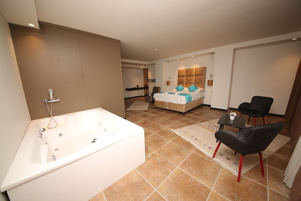 Elite Studio Suite, 1 Queen Bed, Jetted Tub, Courtyard View