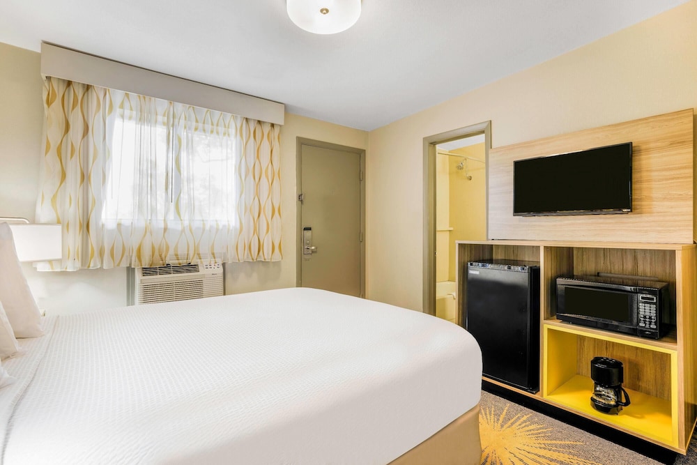 Room, 1 Queen Bed, Refrigerator & Microwave - Photo 2