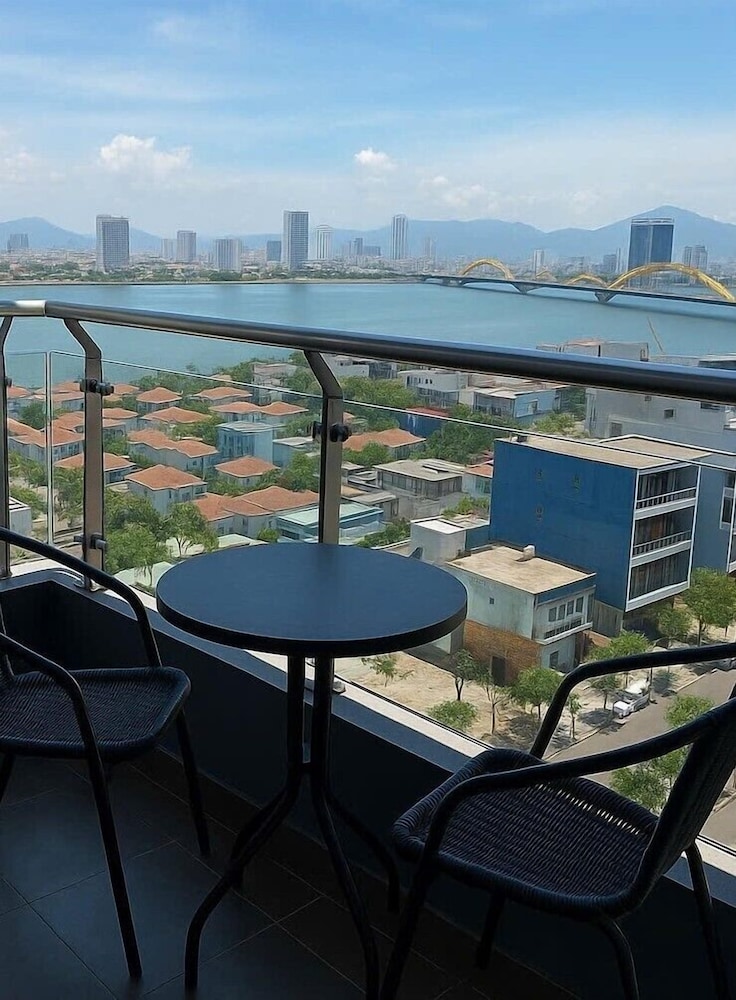 City Apartment, 2 Bedrooms, Pool Access, River View photo 1