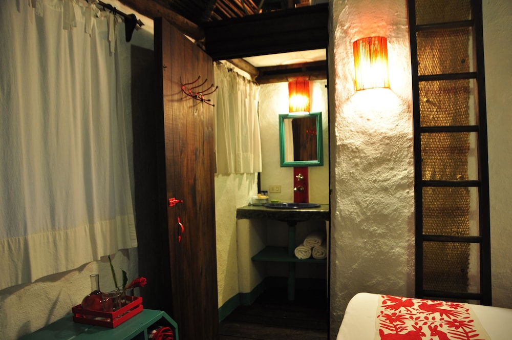 Cabin with a double and a single bed photo 2