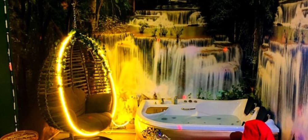 Superior Studio, Jetted Tub photo 1