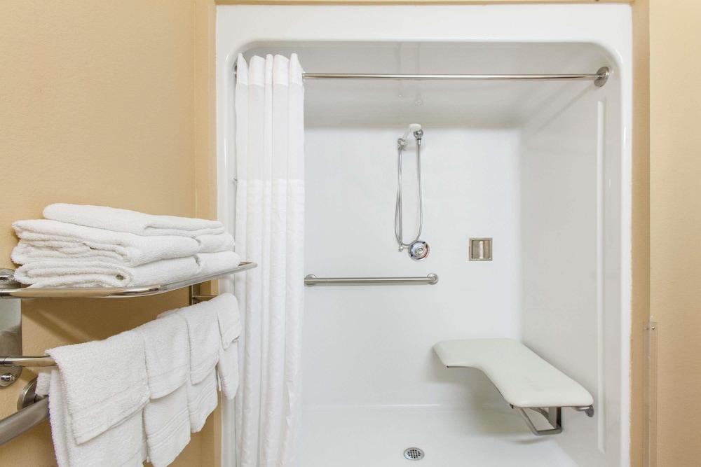 Room, 2 Queen Beds, Accessible, Non Smoking (Mobility, Roll-In Shower) - Photo 4