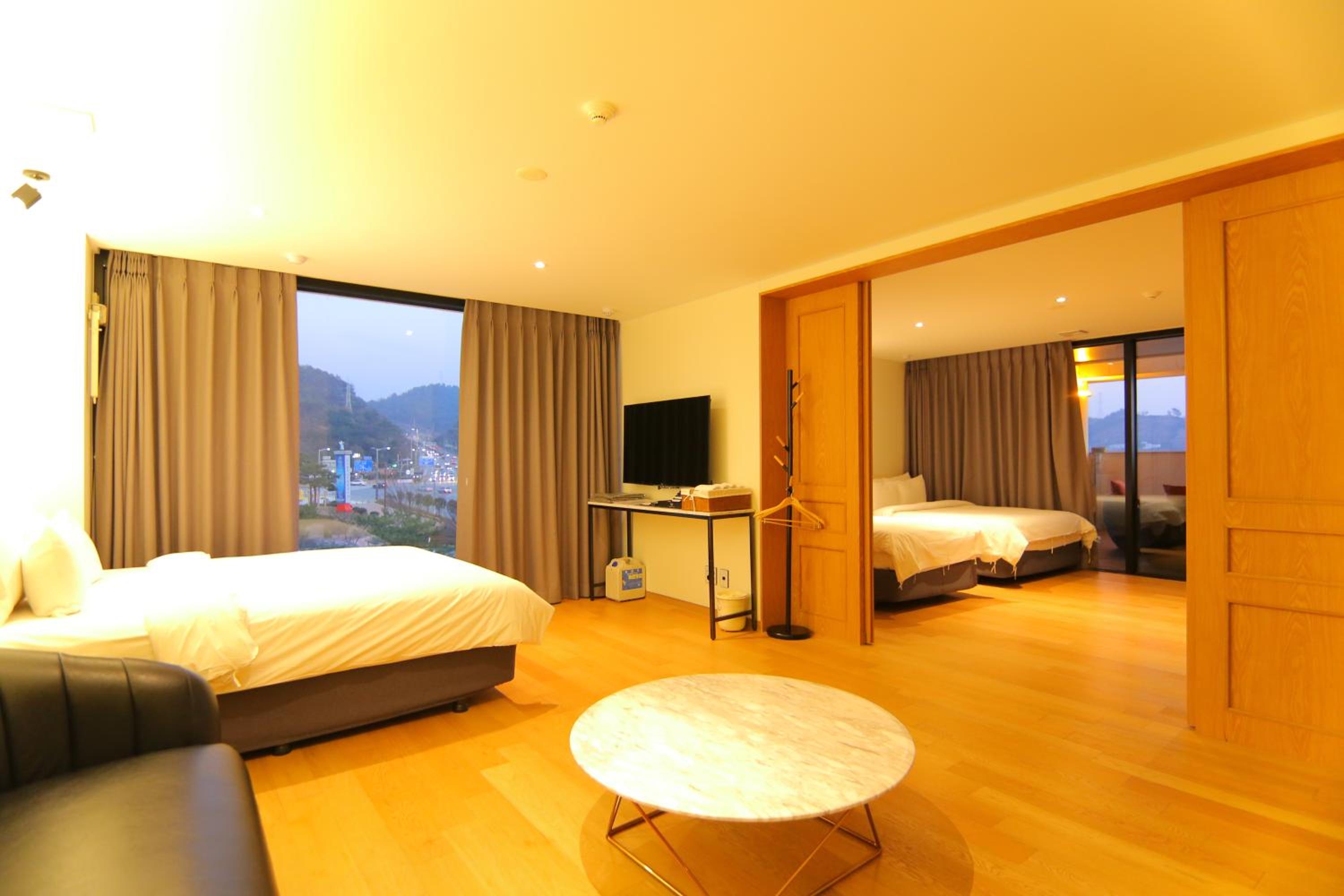 Family Room with Terrace - Photo 2