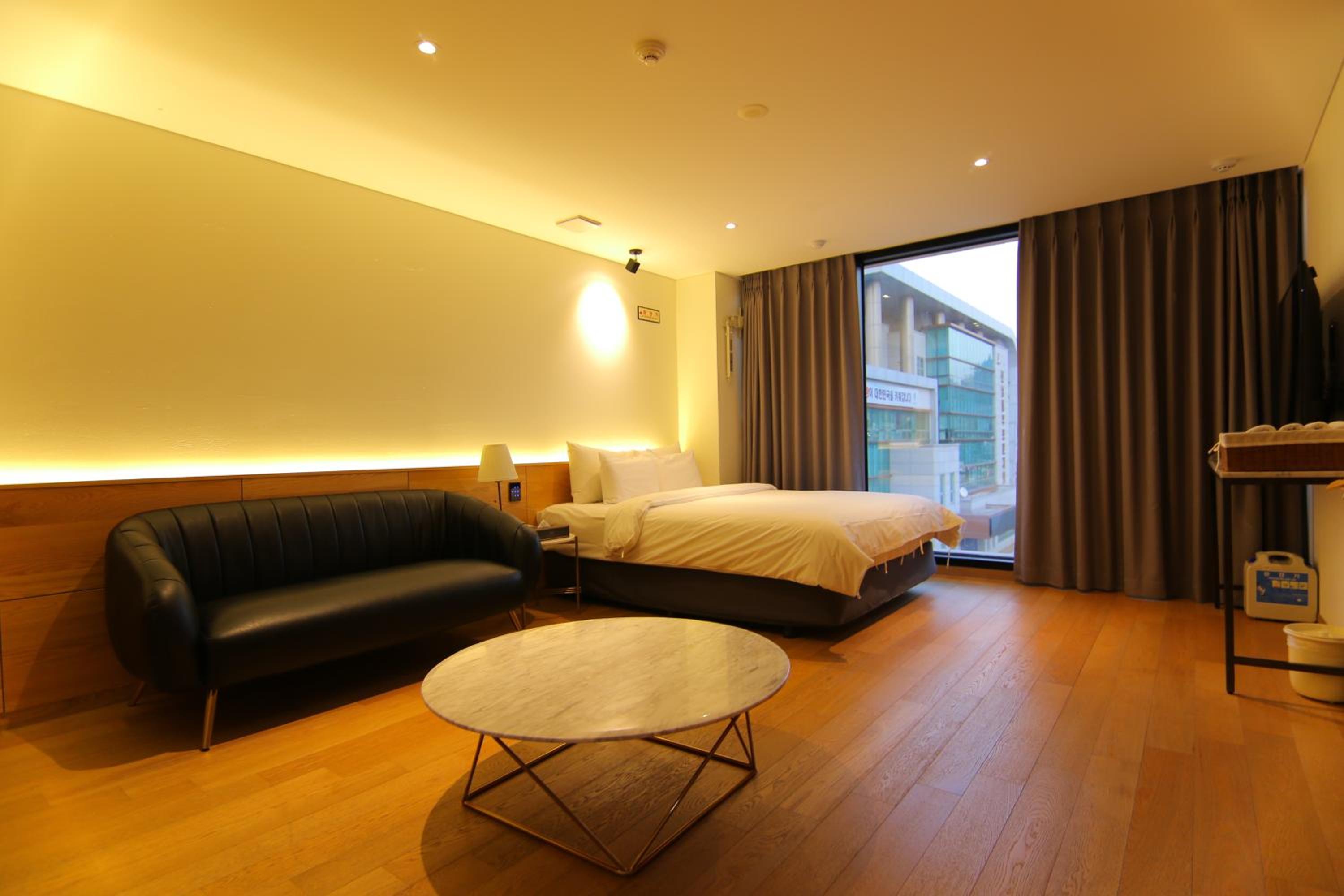 Family Room with Terrace - Photo 3