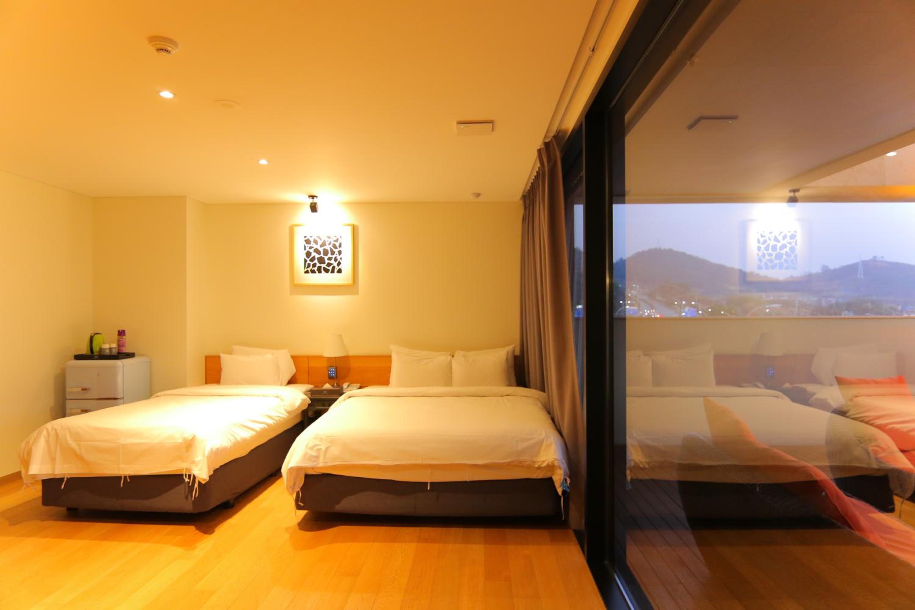 Family Room with Terrace - Photo 6