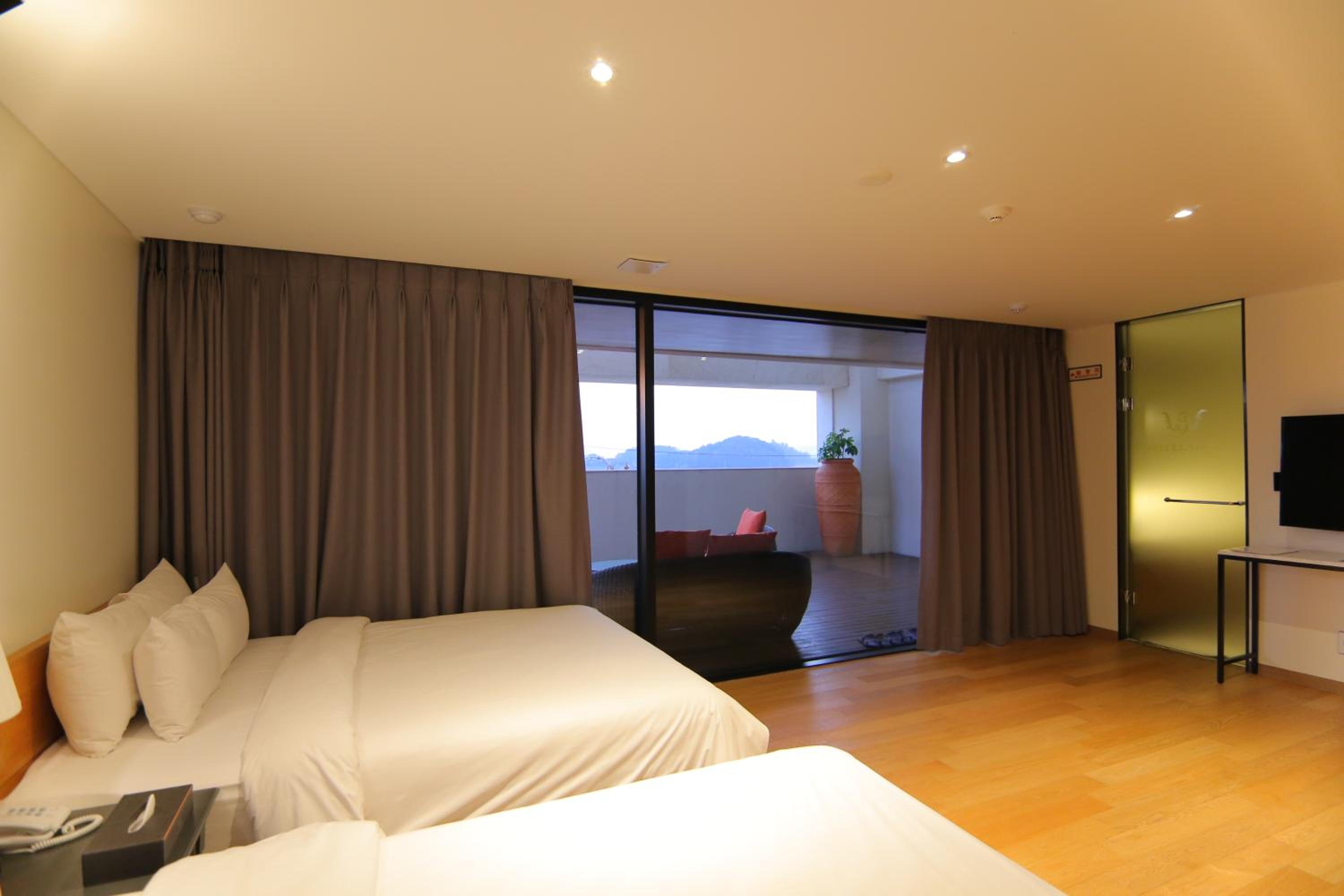 Family Room with Terrace - Photo 7