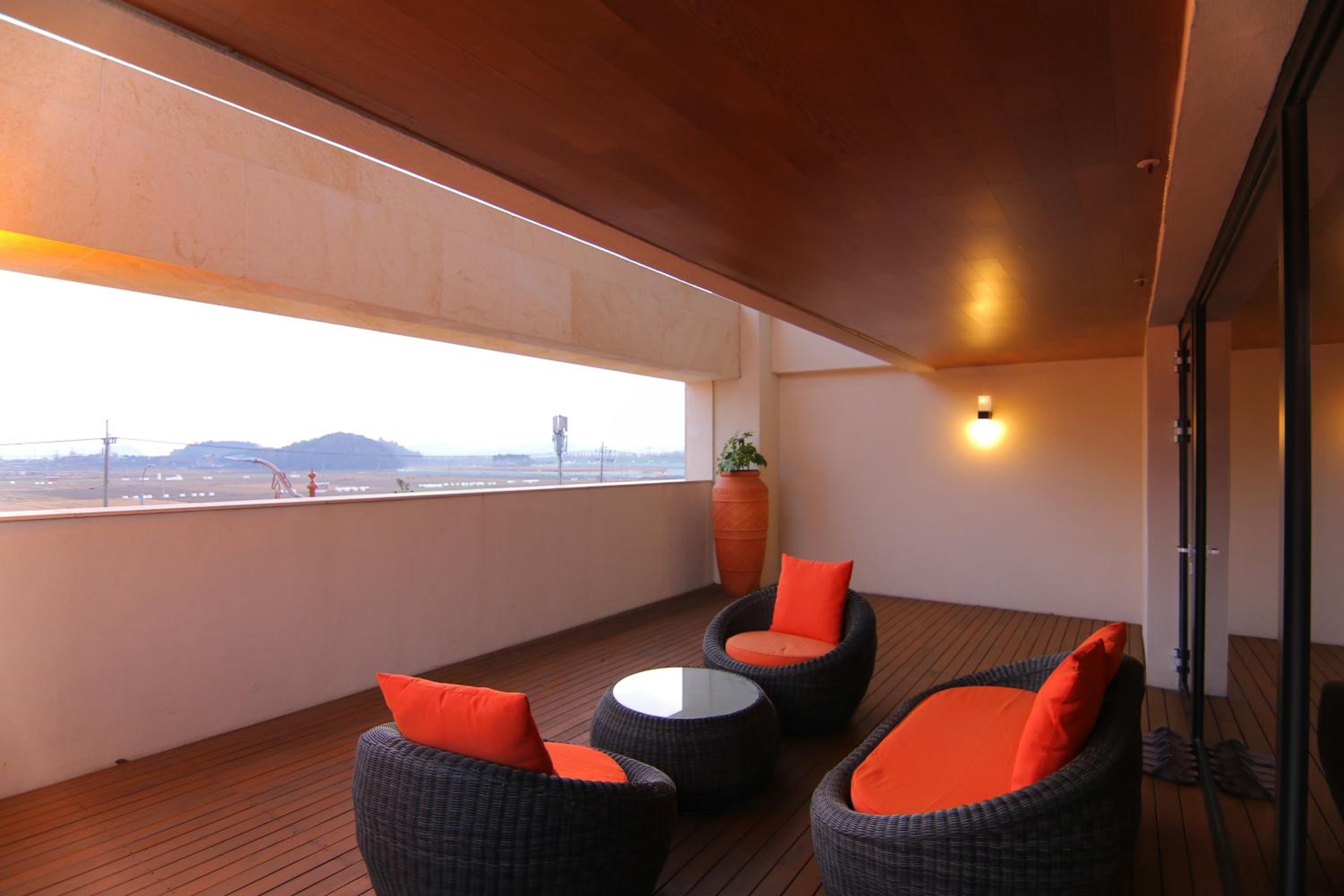Family Room with Terrace - Photo 9