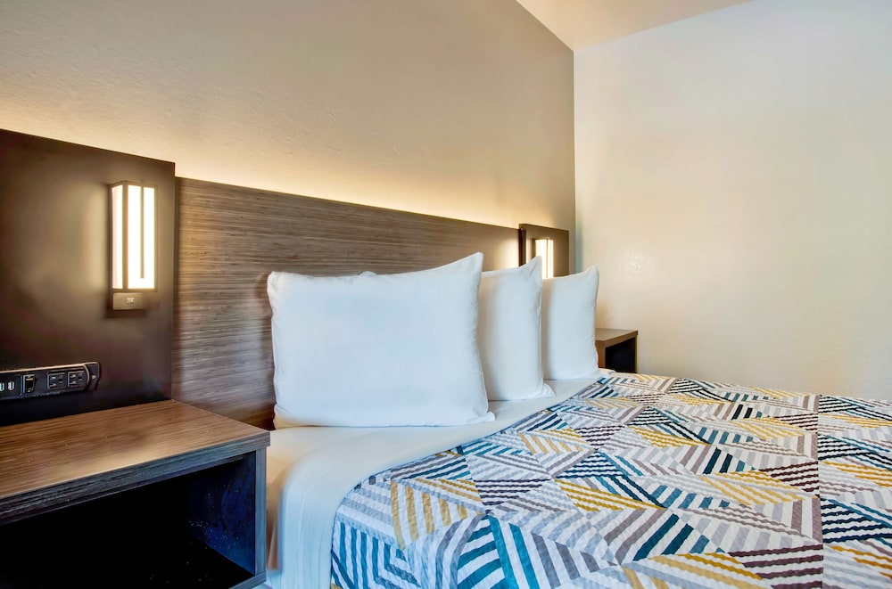 Deluxe Room, 1 Queen Bed, Non Smoking, Refrigerator & Microwave photo 1