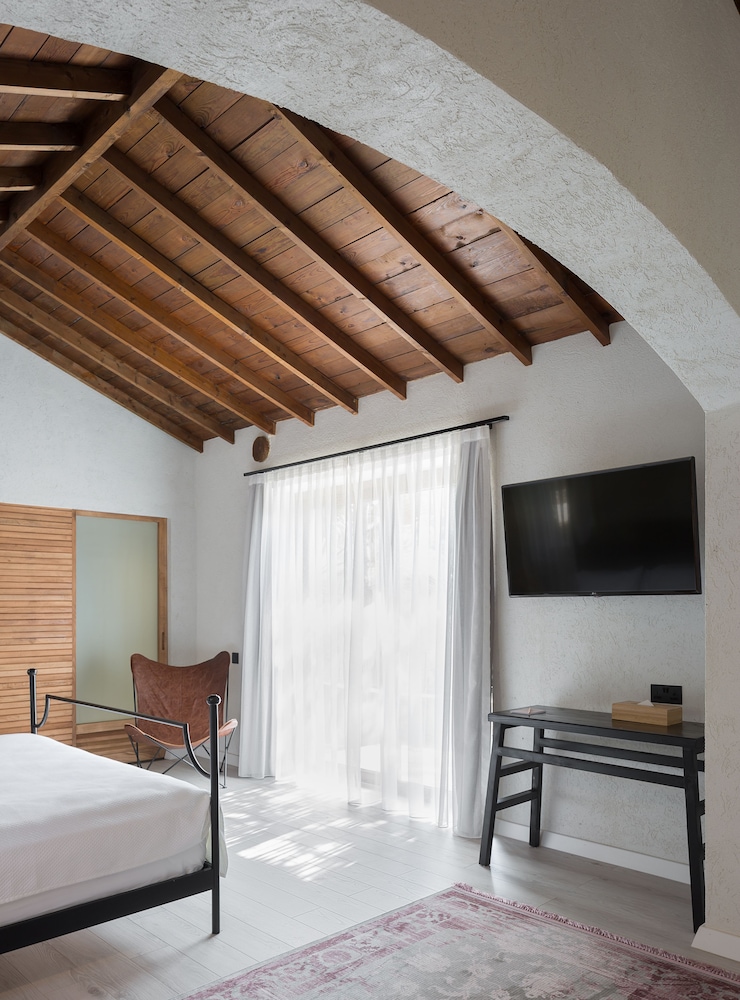 Suite (White) photo 3