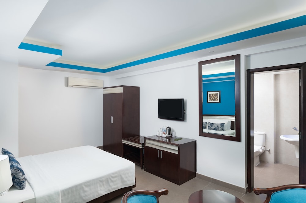 Standard Room, 1 King Bed, City View photo 3