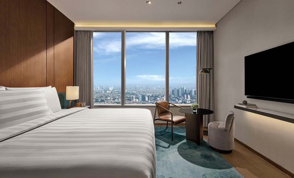 Deluxe Room, 1 King Bed, Non Smoking (Pacific Club) photo 2