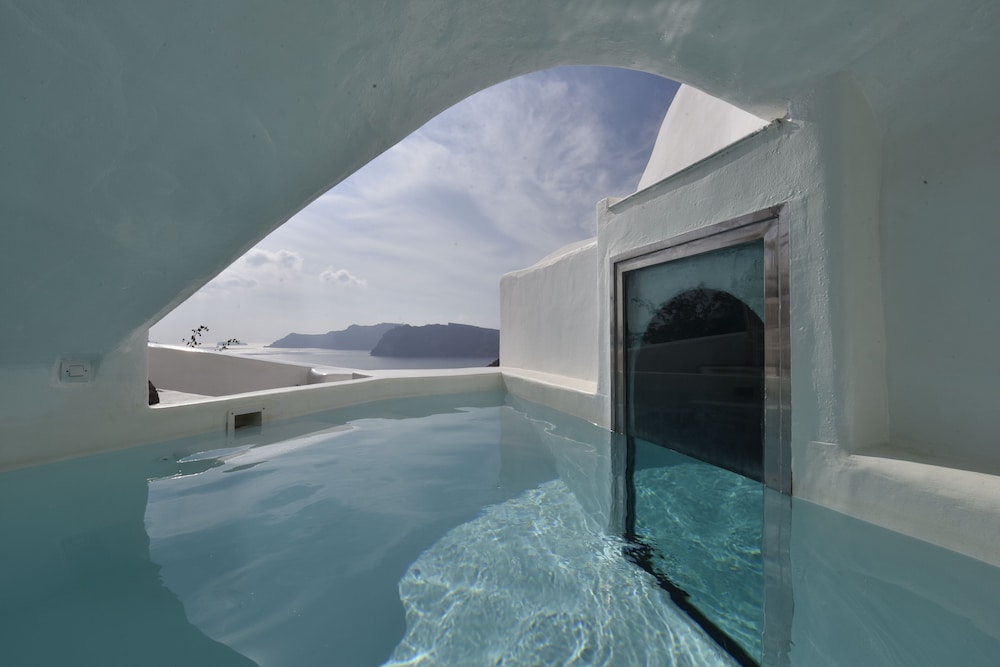 Superior Suite with Outdoor Plunge Pool and Caldera View photo 3