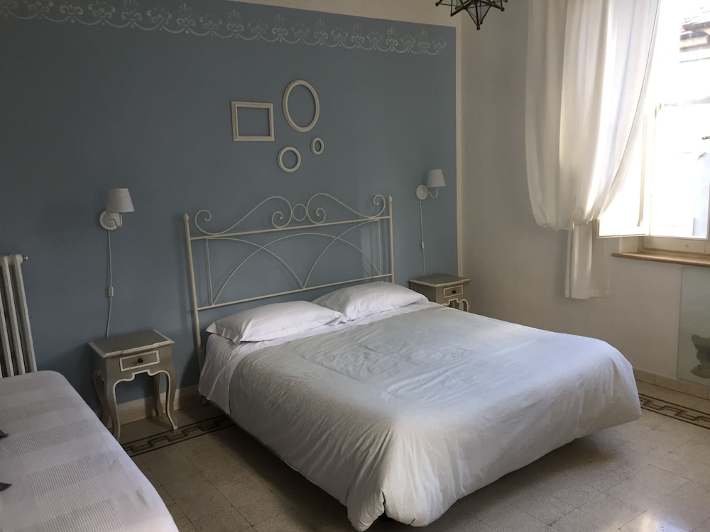 Classic Triple Room, Shared Bathroom