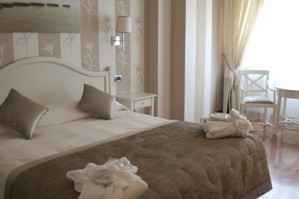 Classic Double Room Single Use, Partial Sea View photo 2