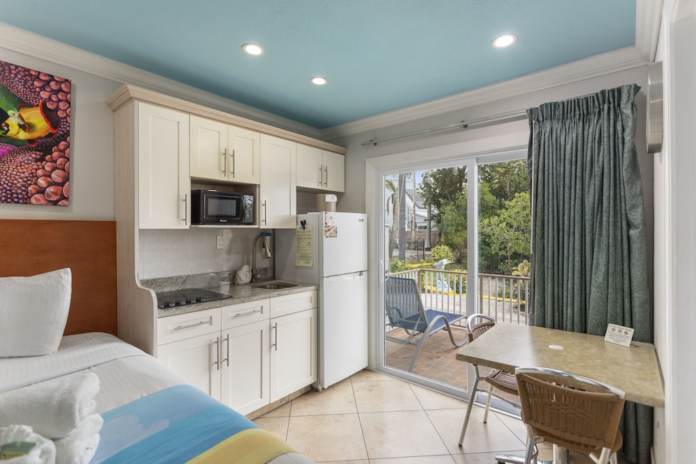 Bay Front with Balcony Suite: 2 Double Beds and 1 Sleeper Sofa - Photo 4