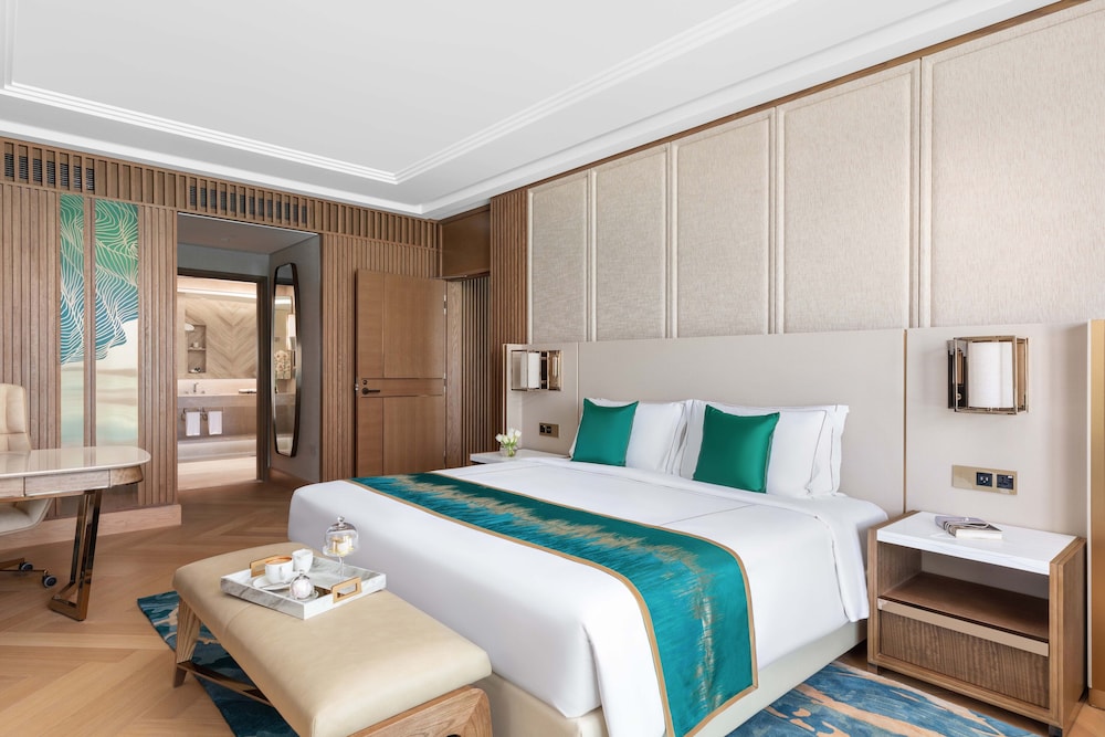 Luxury Suite Sea View King Bed with Sofa Bed and Club Lounge Access