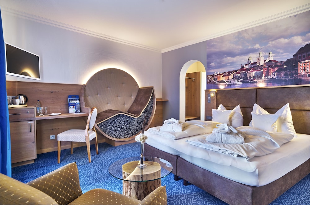 Comfort Suite, 1 King Bed, Balcony, Garden View