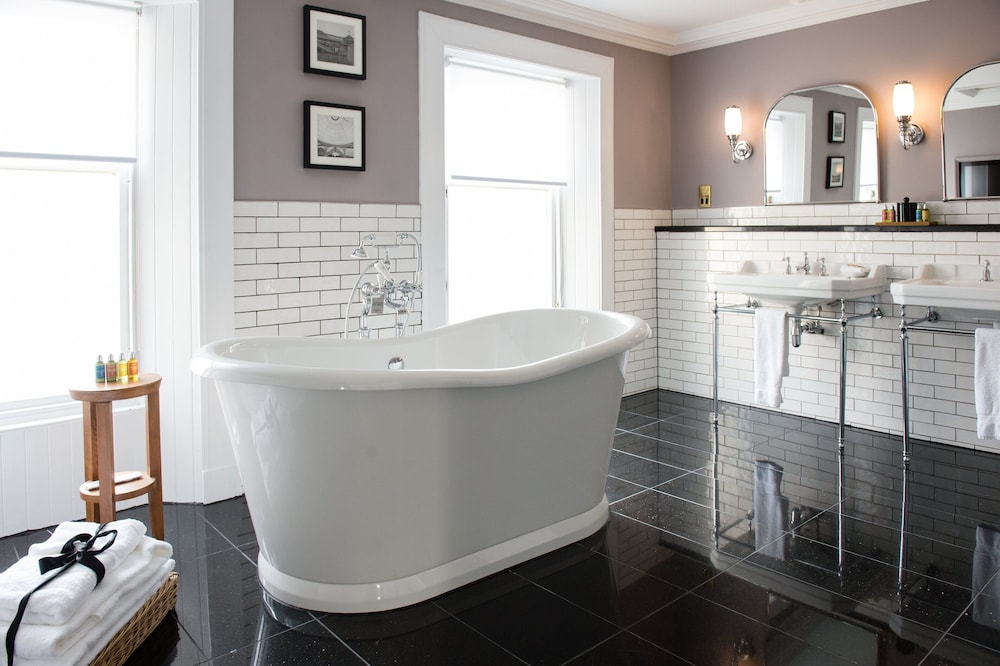 Signature Suite - Photo 8